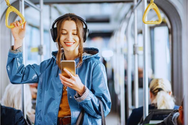 Ragazza su autobus