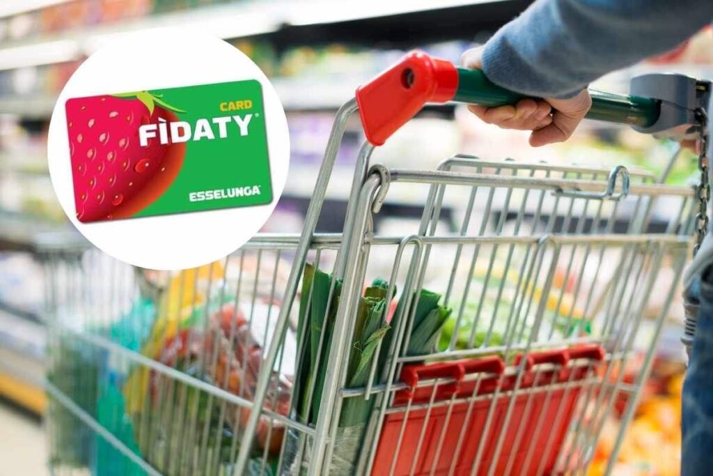 Donna spinge carrello e carta fedeltà