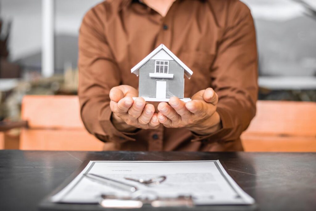 casa in miniatura in mano