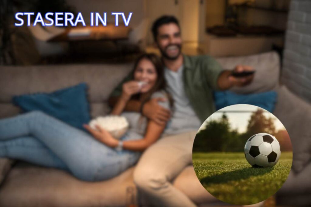 coppia guarda la tv sorridente