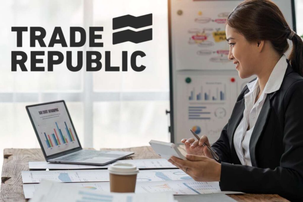 Donna in ufficio che lavora al pc