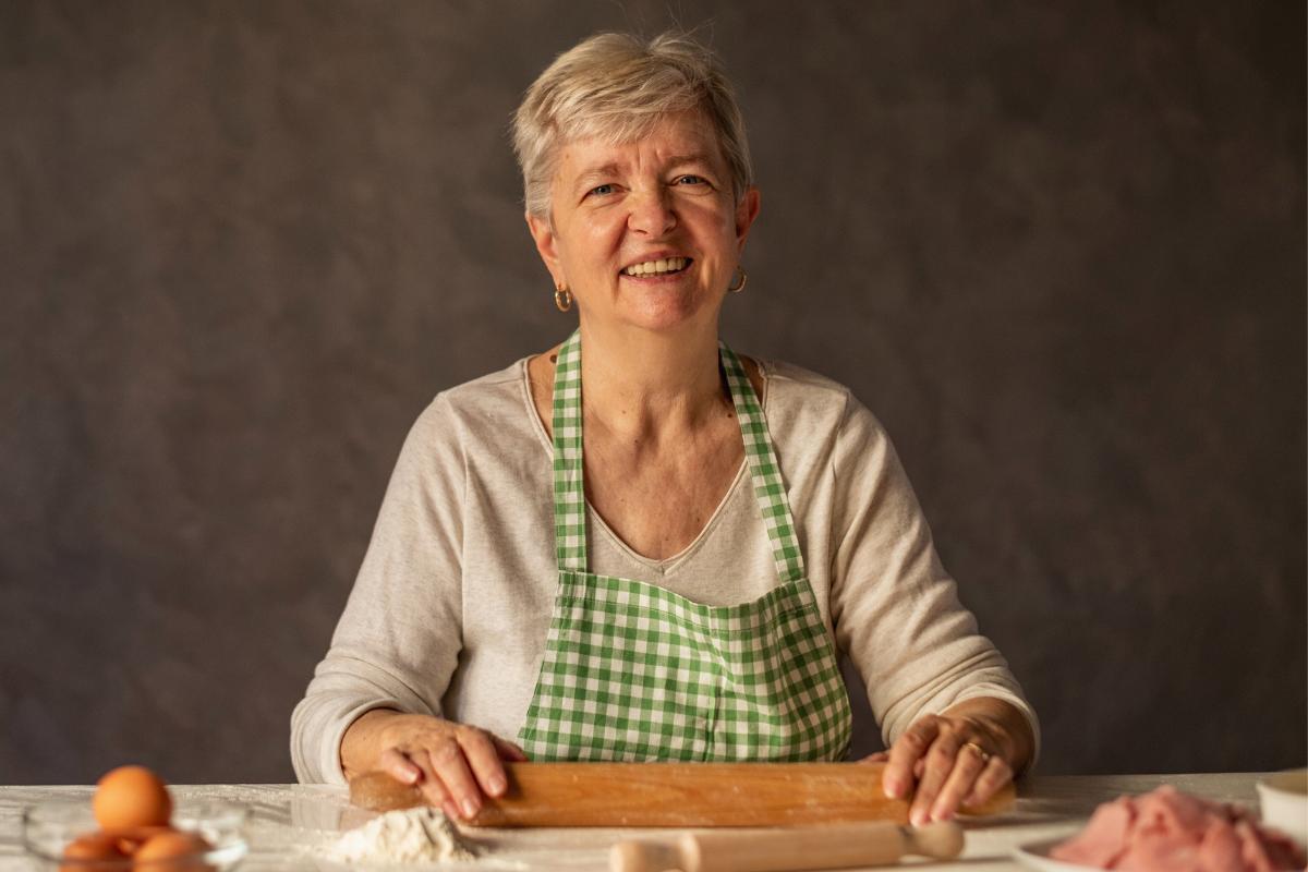 donna in cucina