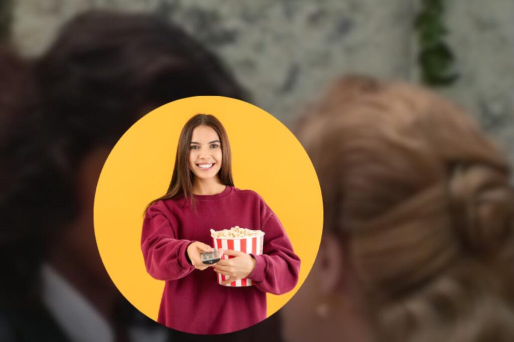 Donna con popcorn e telecomando