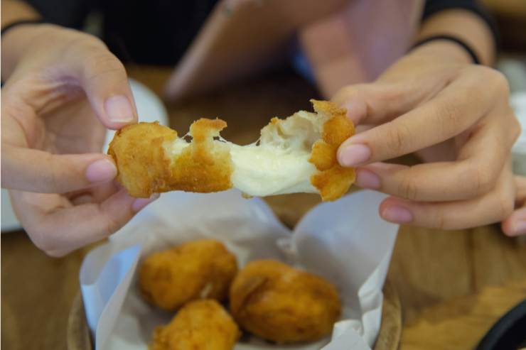 formaggio fritto in mano