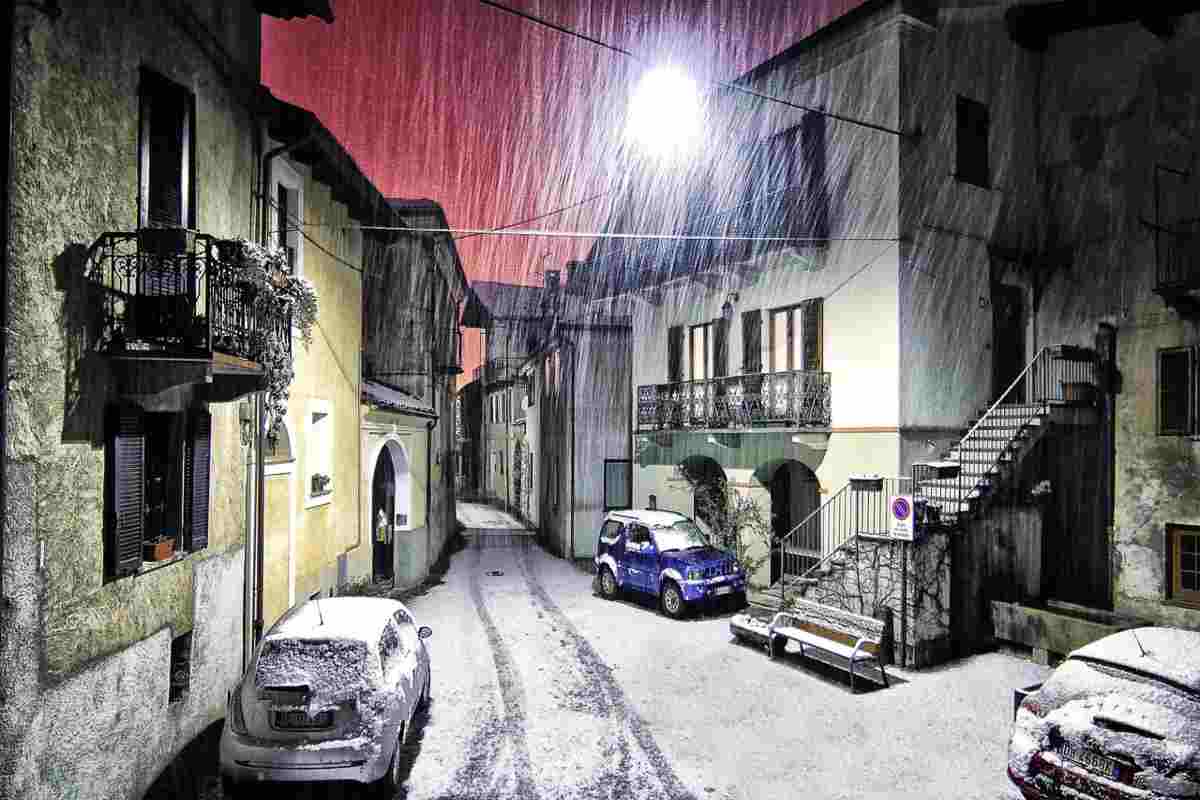 neve sulle case e le auto