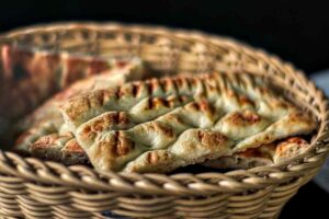 focaccia nel cestino di vimini