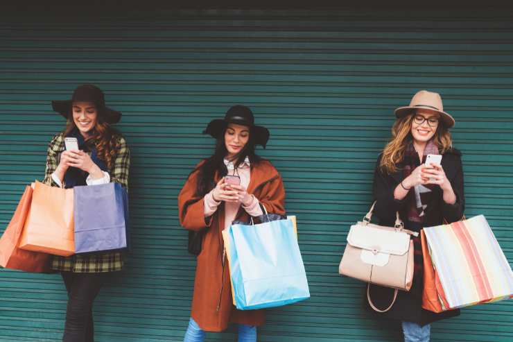 ragazze con buste