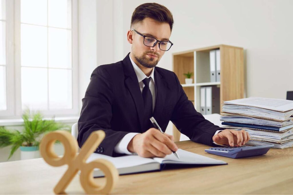 ragazzo seduto alla scrivania