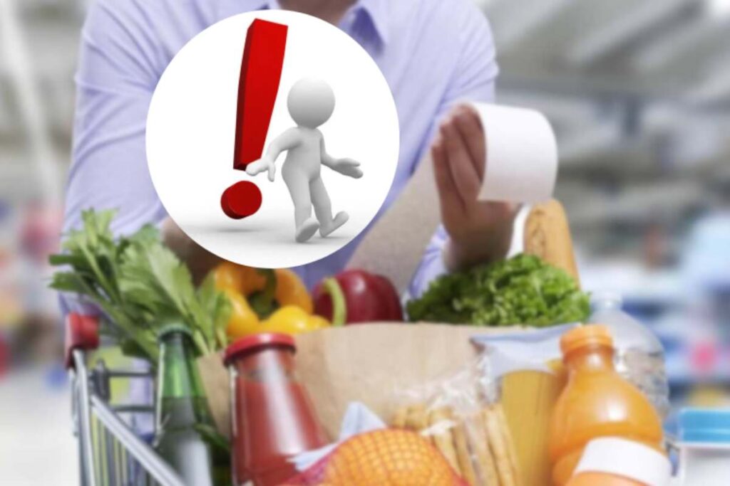 Donna con carrello del supermercato pieno e scontrino