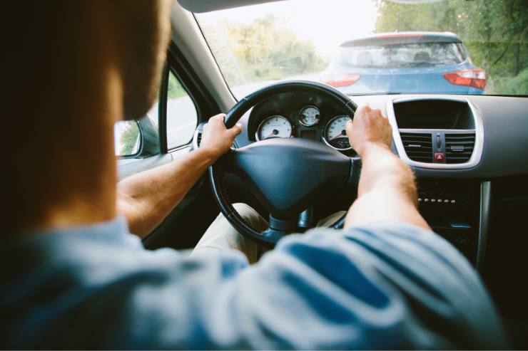 uomo al volante