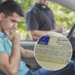 uomo in auto e carta circolazione