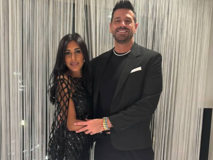 Asmaa e Cristiano abbracciati