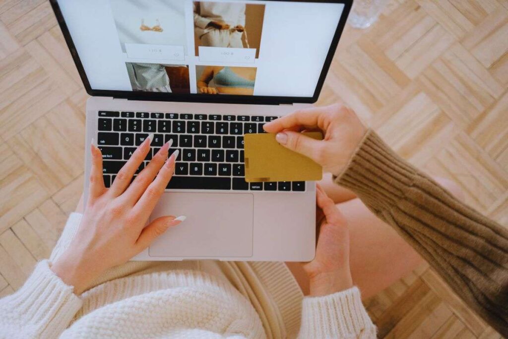 Donne che usano pc e carta per acquisto online