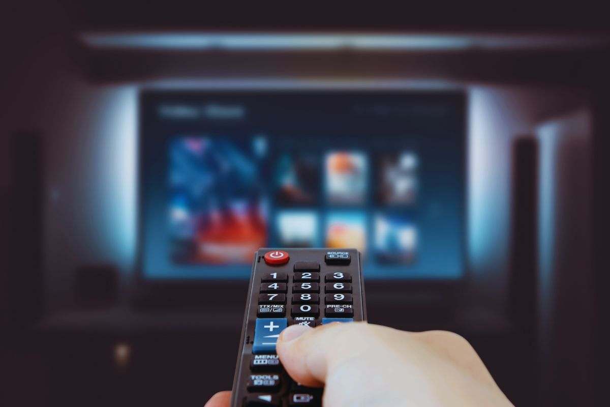 Uomo cambia canale della tv