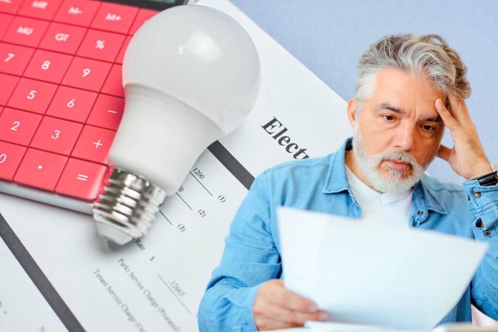 Uomo con foglio, lampadina e bolletta