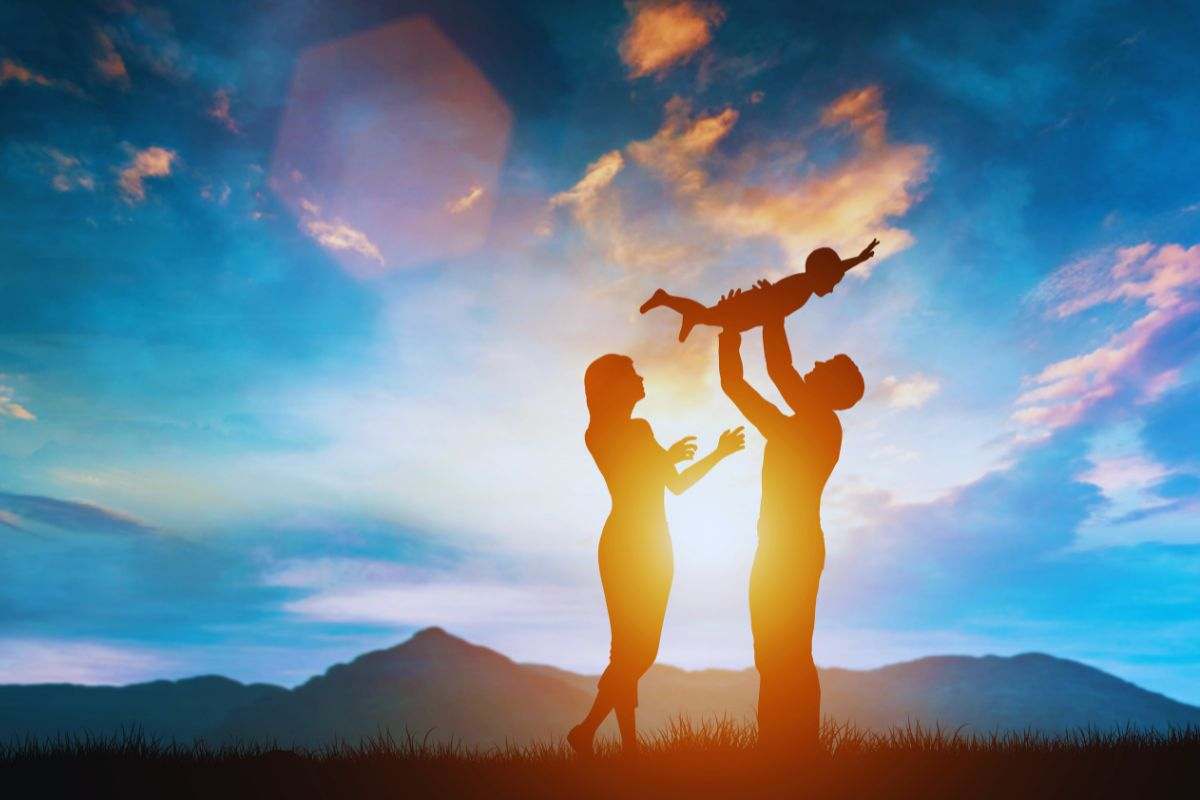 Famiglia che gioca all'aperto