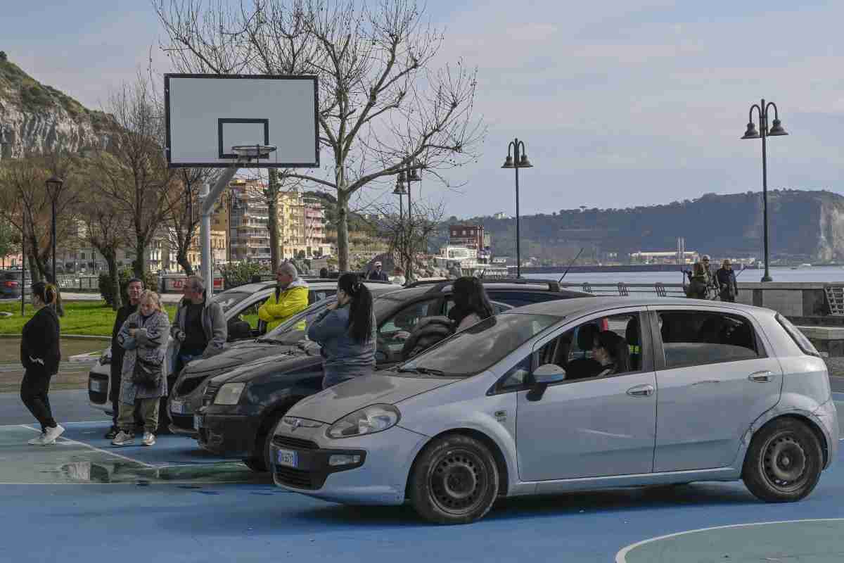 La gente fuori casa dopo il terremoto