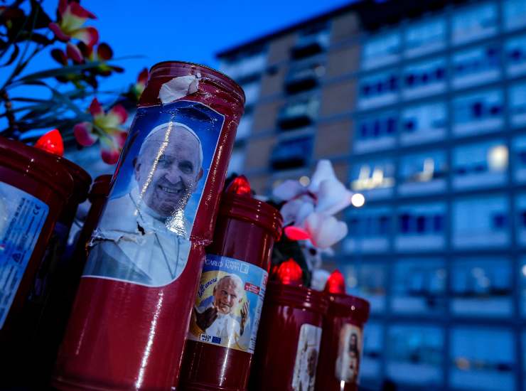 Le candele all'esterno del Gemelli