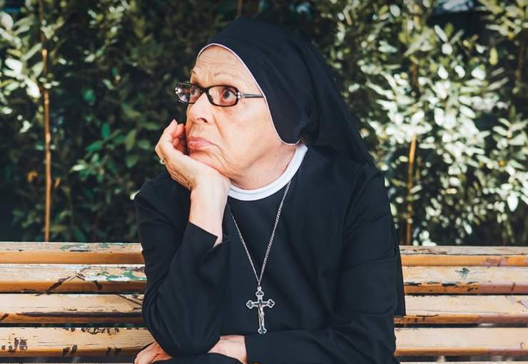 valeria fabrizi nei panni di suor costanza in che dio ci aiuti