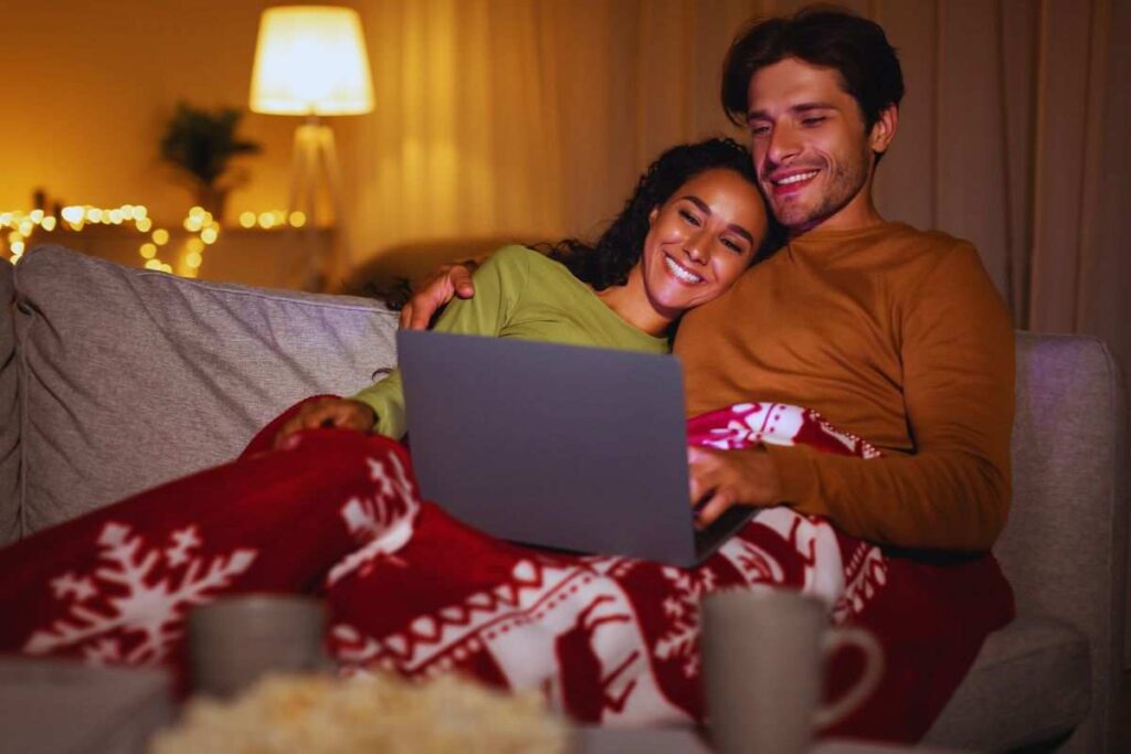 Coppia sul divano con pc