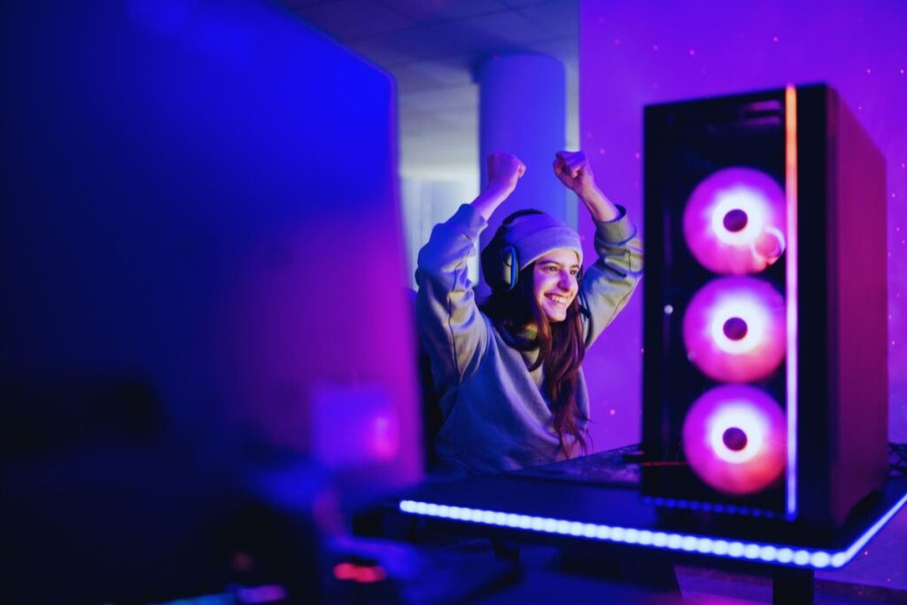 Ragazza che esulta al pc