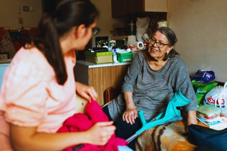 figlia che accudisce la madre