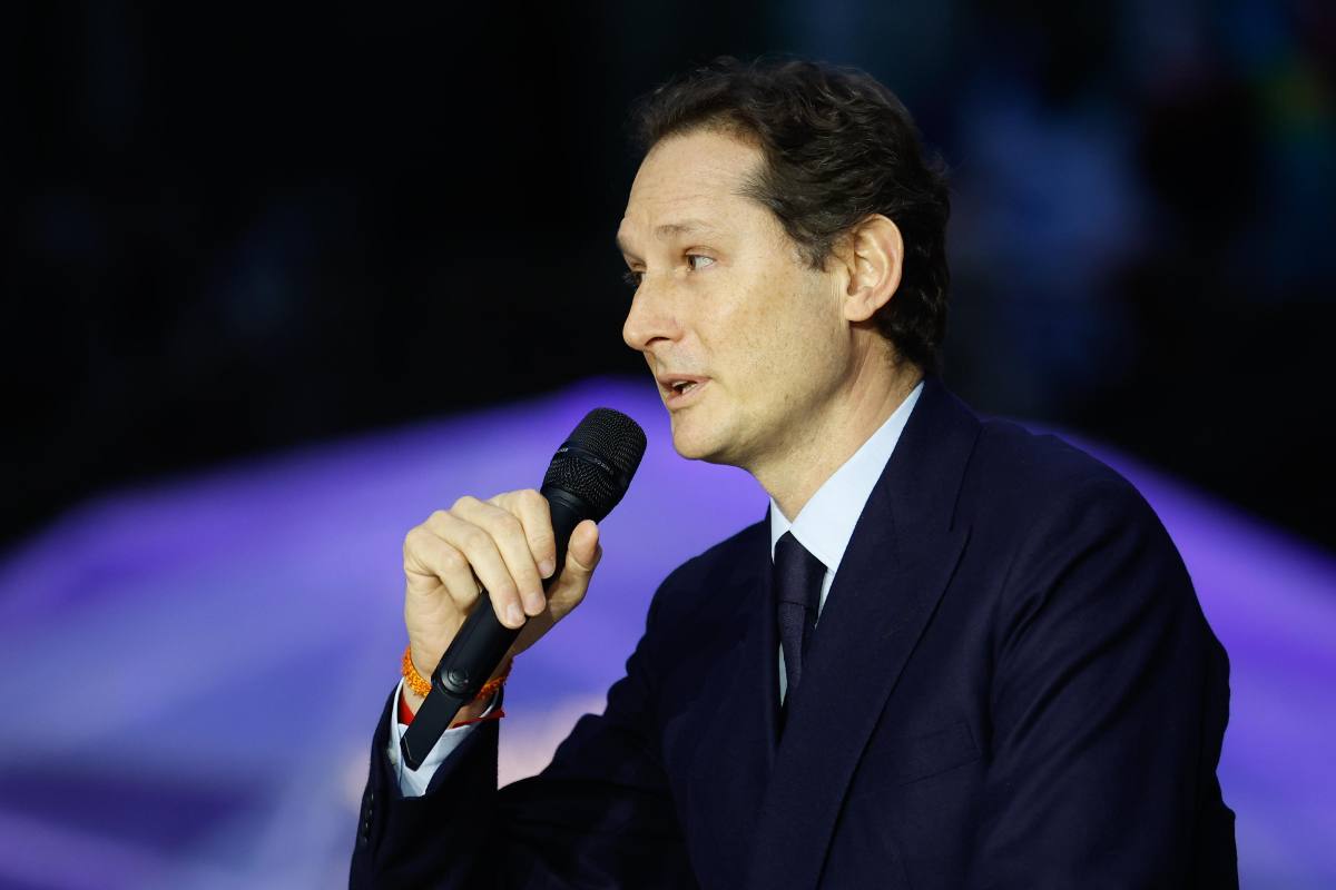 John Elkann con un microfono