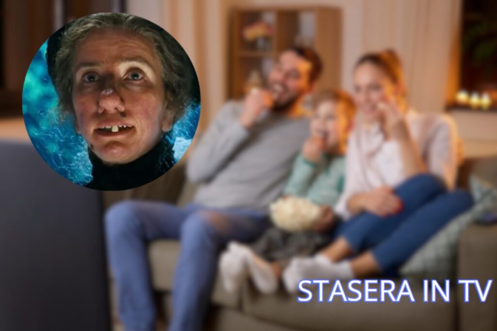 Famiglia sul divano che mangia popcorn e guarda tv