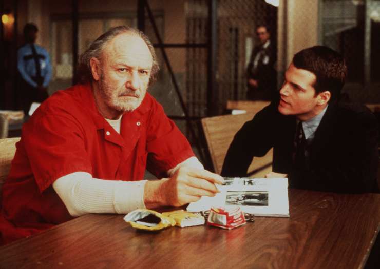 gene hackman seduto a un tavolo con un altro uomo