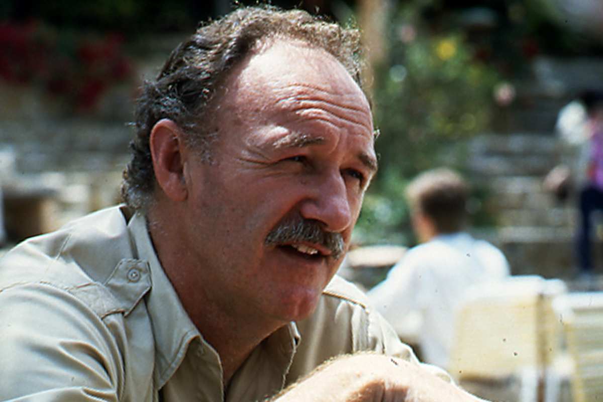 gene hackman in posa con l'iconico baffo