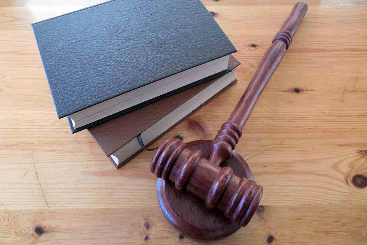 Martelletto e libri di legge