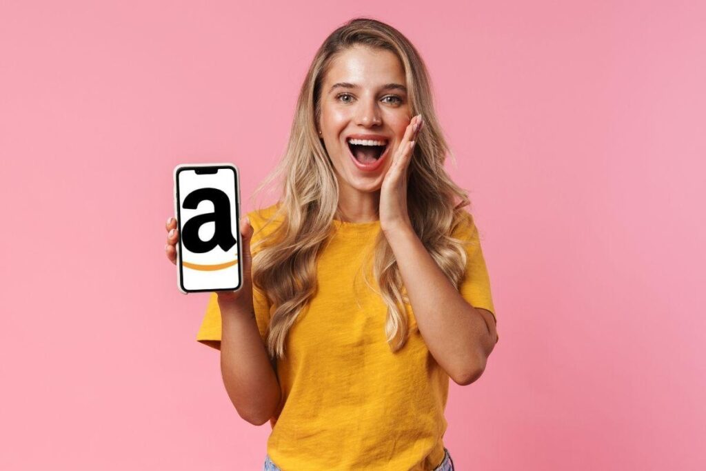 Ragazza sorpresa con in mano smartphone con logo amazon