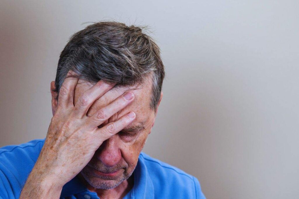 Uomo anziano preoccupato
