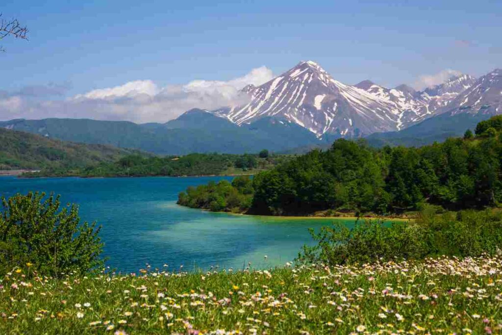 panorama con lago di Campotosto al centro