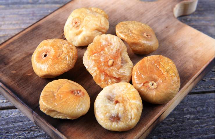 Fichi secchi in un vassoio di legno
