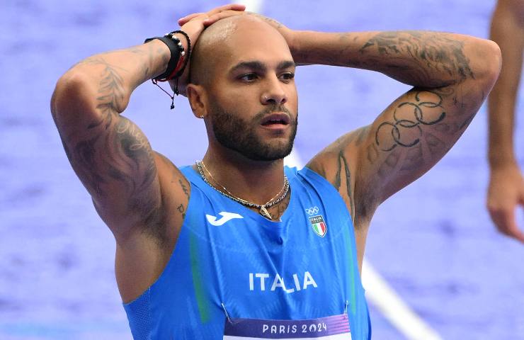 Marcell Jacobs con le mani sulla testa