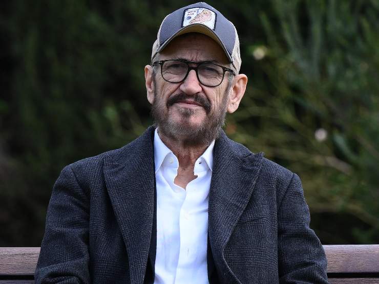 marco giallini in posa per la presentazione di rocco schiavone