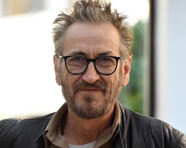 marco giallini sorridente in posa