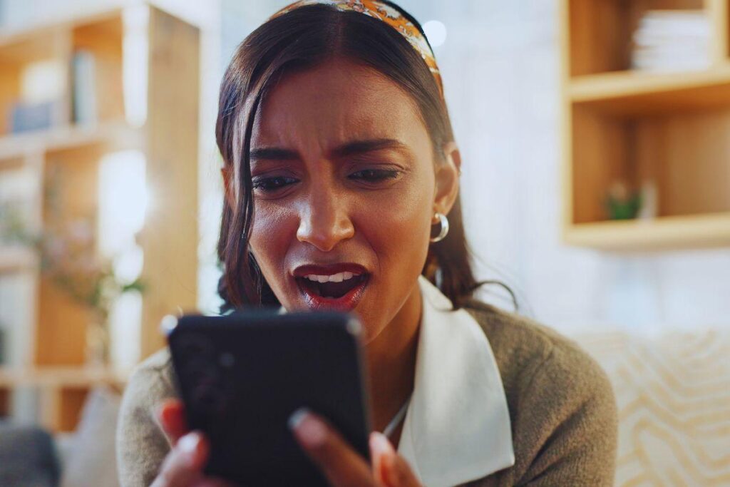 Donna sconvolta che guarda il cellulare
