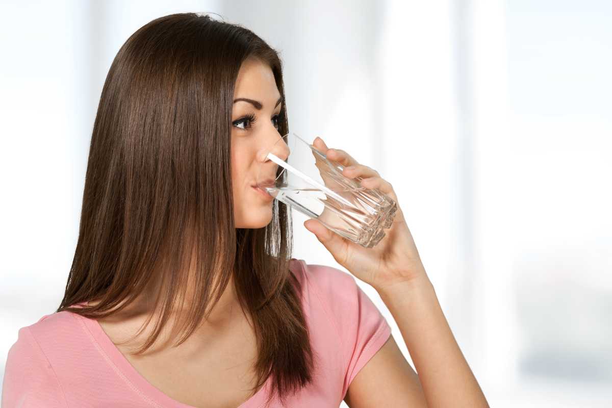 Donna che beve acqua