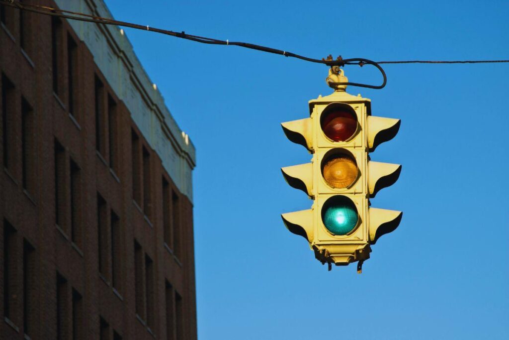 Semaforo appeso ad un filo