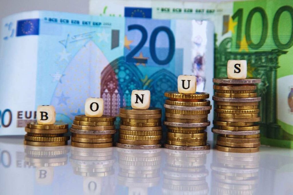 Banconote e monete con scritta bonus