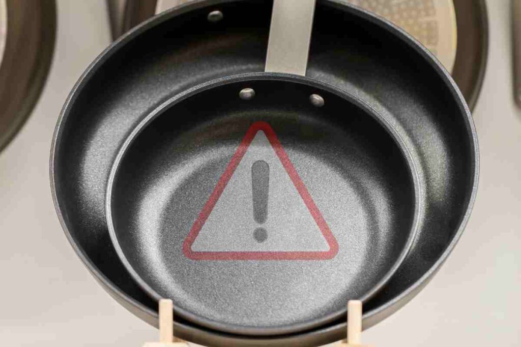 padella nuova con segnale di pericolo