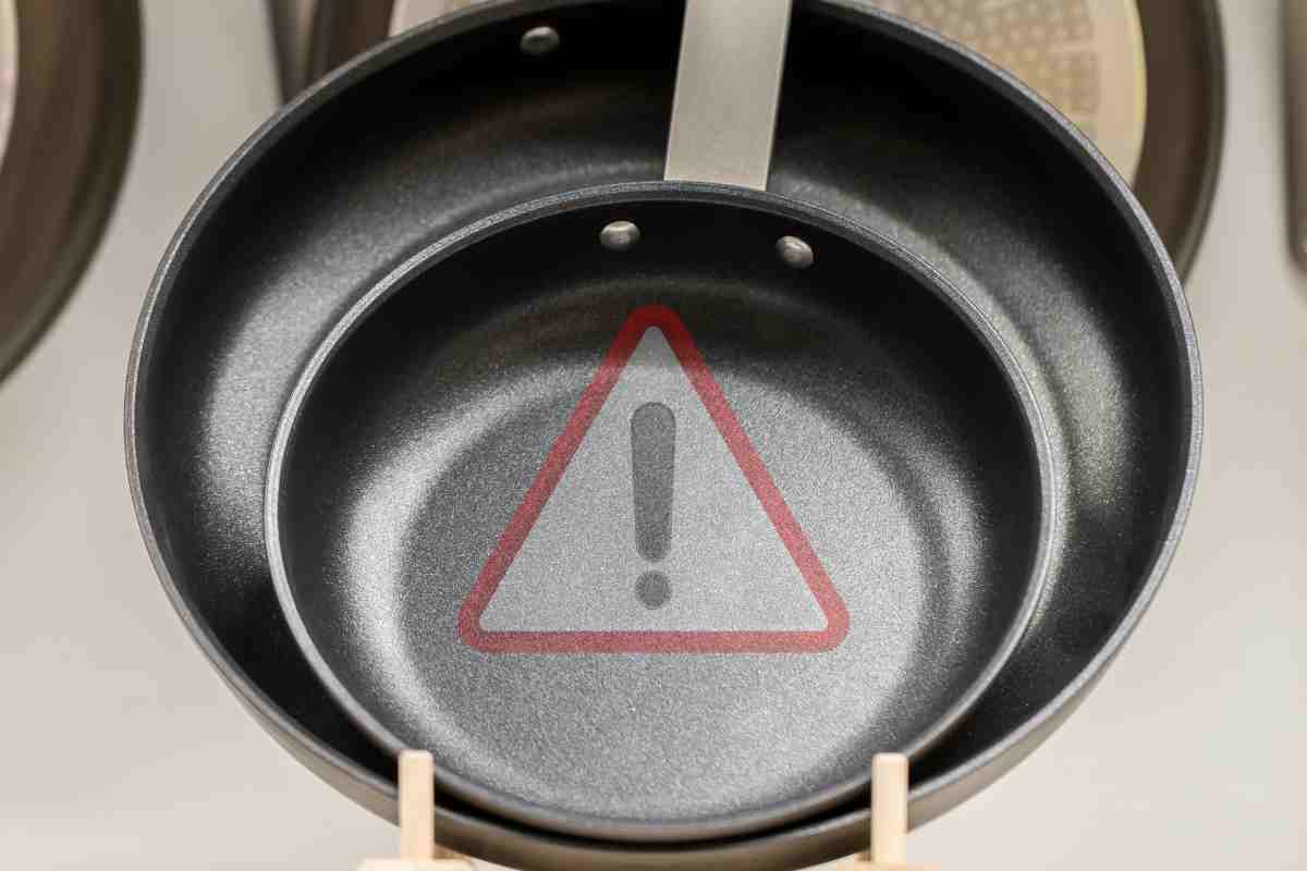 padella nuova con segnale di pericolo