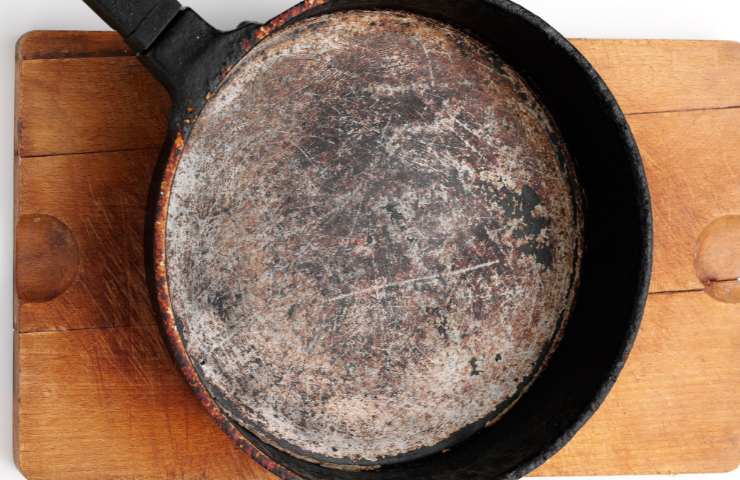 Una padella graffiata