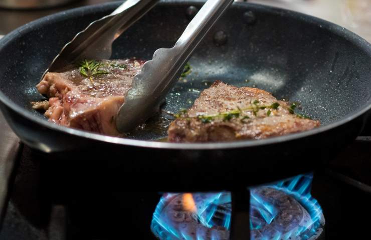 Cibo che cuoce in una padella