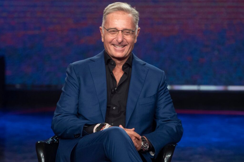 Paolo Bonolis seduto che ride