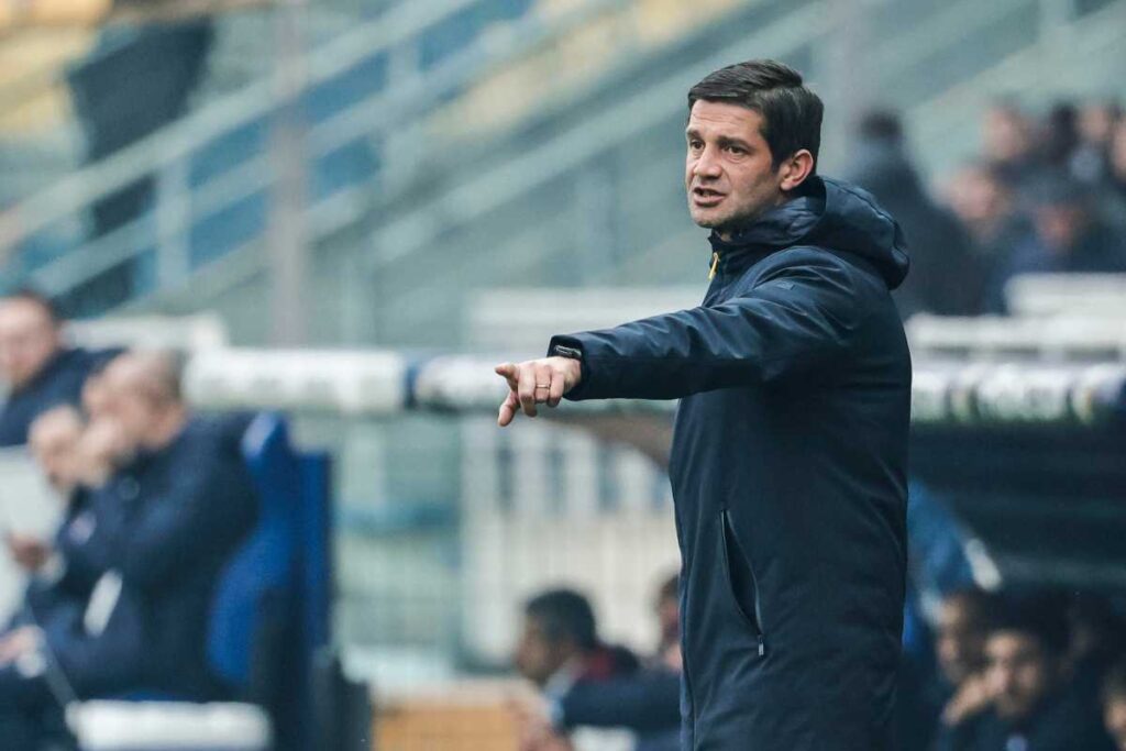 Cristian Chivu in campo intento a dare indicazioni