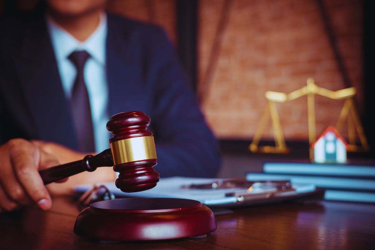 giudice che batte il martelletto