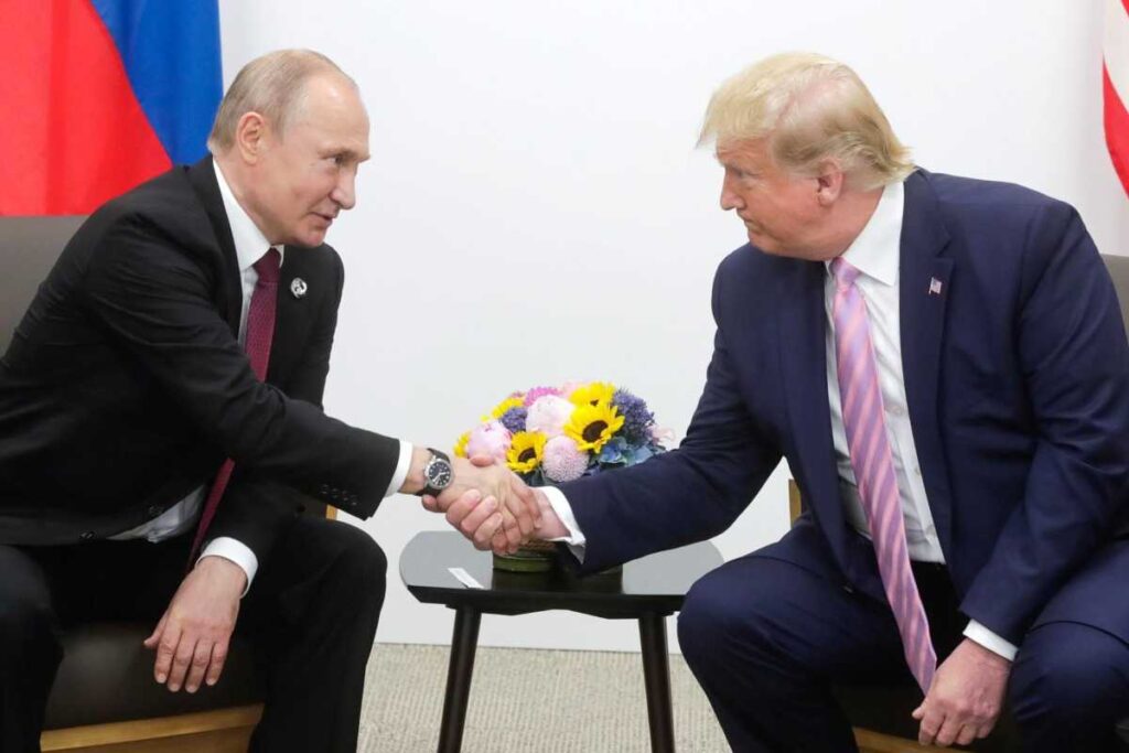 Trump e Putin si stringono la mano